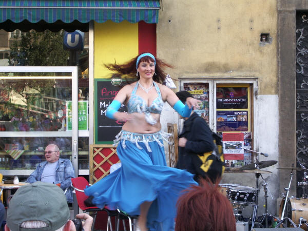 Samaya Baucht�nzerin mit Schwung