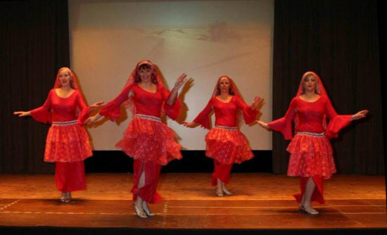 Hagalla mit Bauchtanzgruppe el-kahira